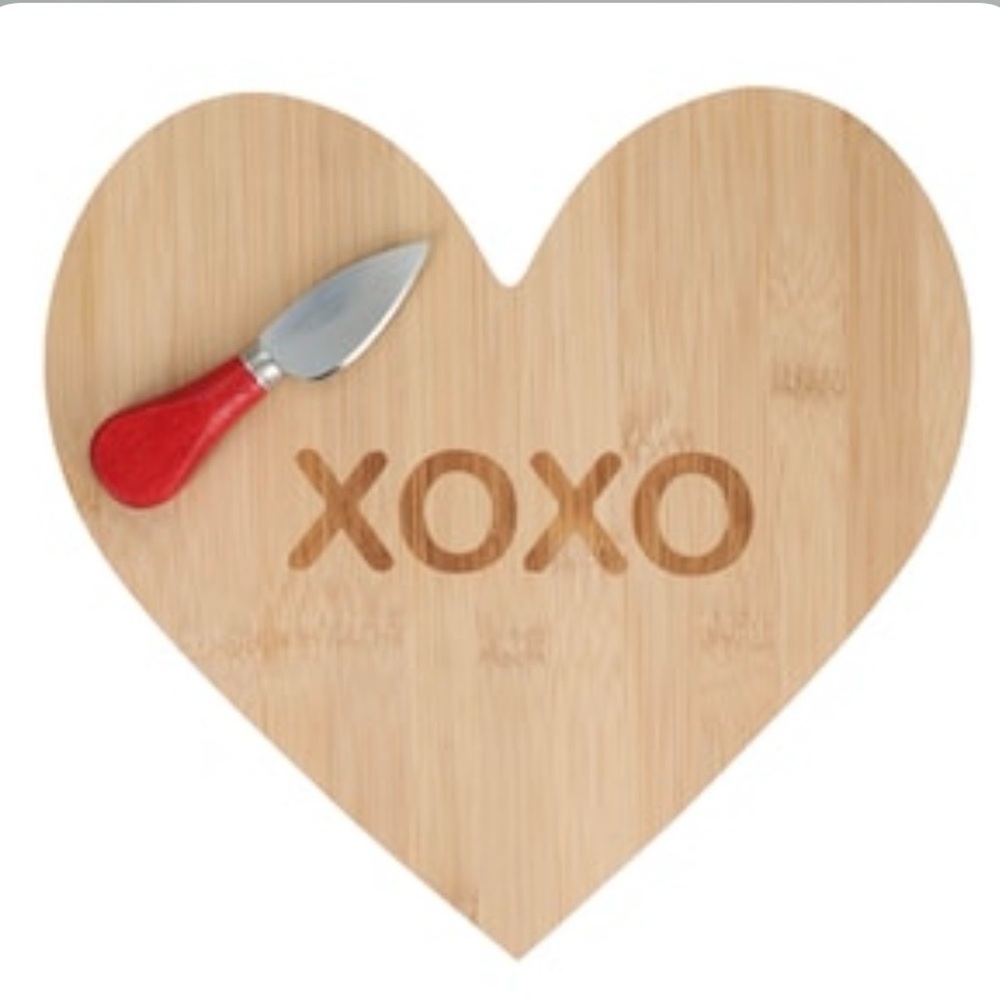 NEW- Bamboo "XOXO" Heart Cheese/Serving Board w/ Spreader NWT